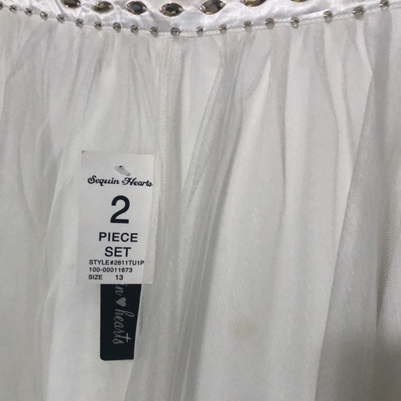 (146)- 💛TWO PIECE 🌸Formal Gold/White Top White Sheer Skirt🤩 - Picture 3 of 7